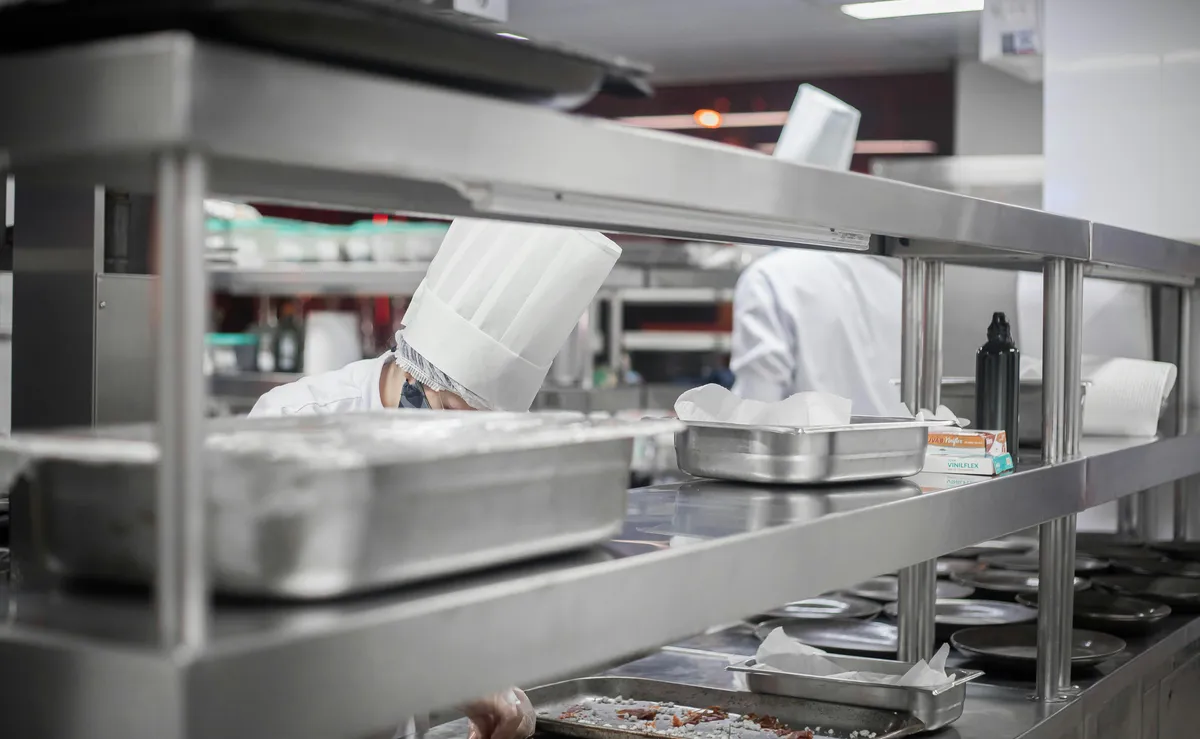 Cuisine professionnelle avec hotte inox - nettoyage et conformité Kleaneos