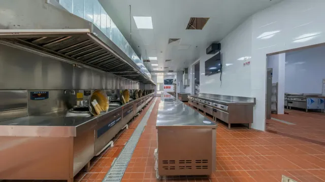 Nettoyage hotte cantine scolaire - cuisine collective